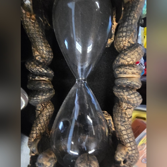 This is a gothic-style hourglass with a snake-shaped Skull Details - Picture 2 of 2